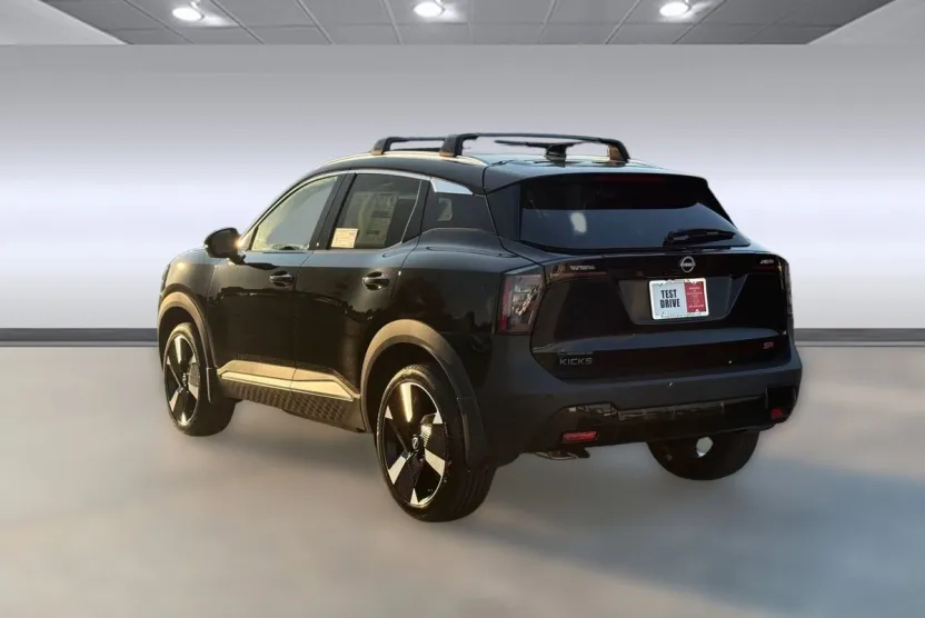 2026 Nissan Kicks SR photo 1