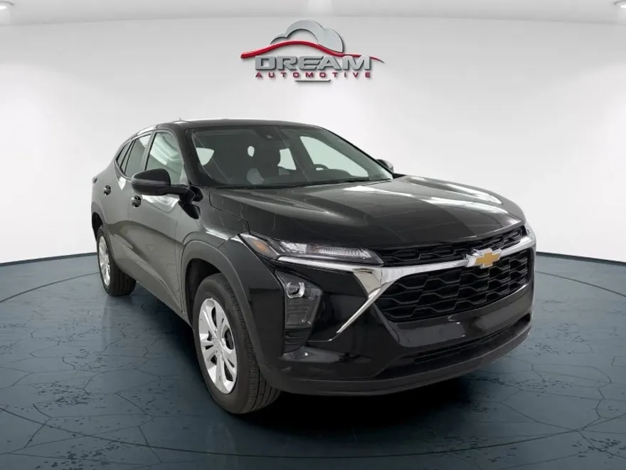 2025 Chevrolet Trax LS photo 1