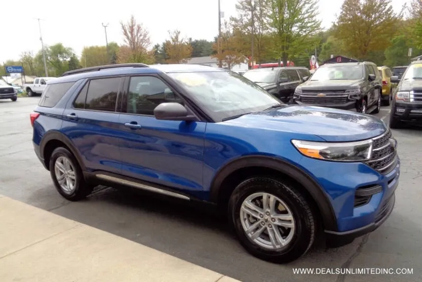 2023 Ford Explorer XLT photo 1