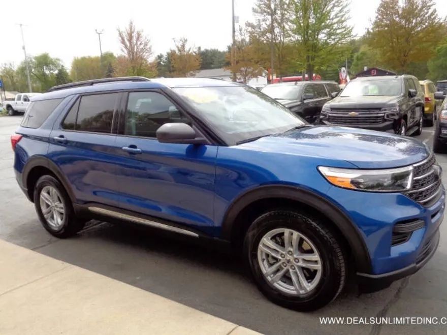 2023 Ford Explorer XLT photo 1