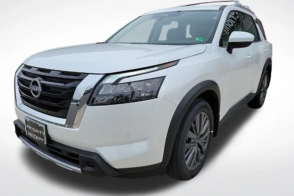 2025 Nissan Pathfinder SL photo 1