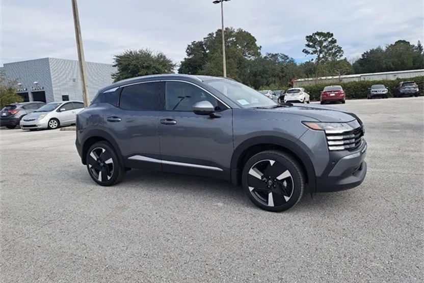 2025 Nissan Kicks SR photo 1