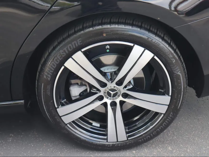 2025 Mercedes Benz C 300 photo 1