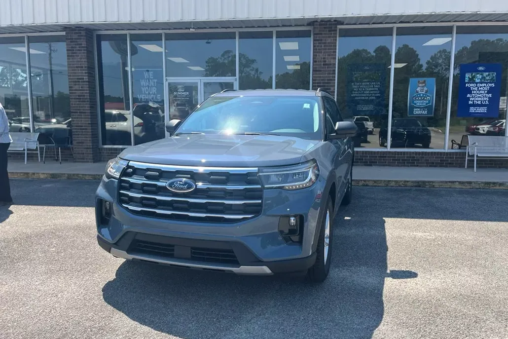 2025 Ford Explorer photo 1