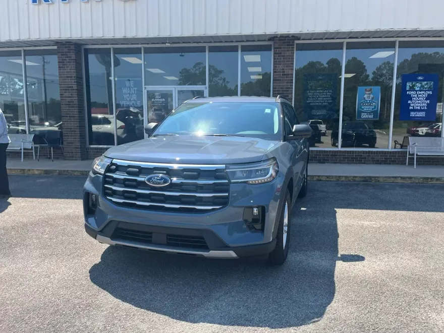 2025 Ford Explorer photo 1