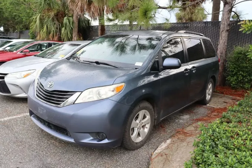 2014 Toyota Sienna LE photo 1