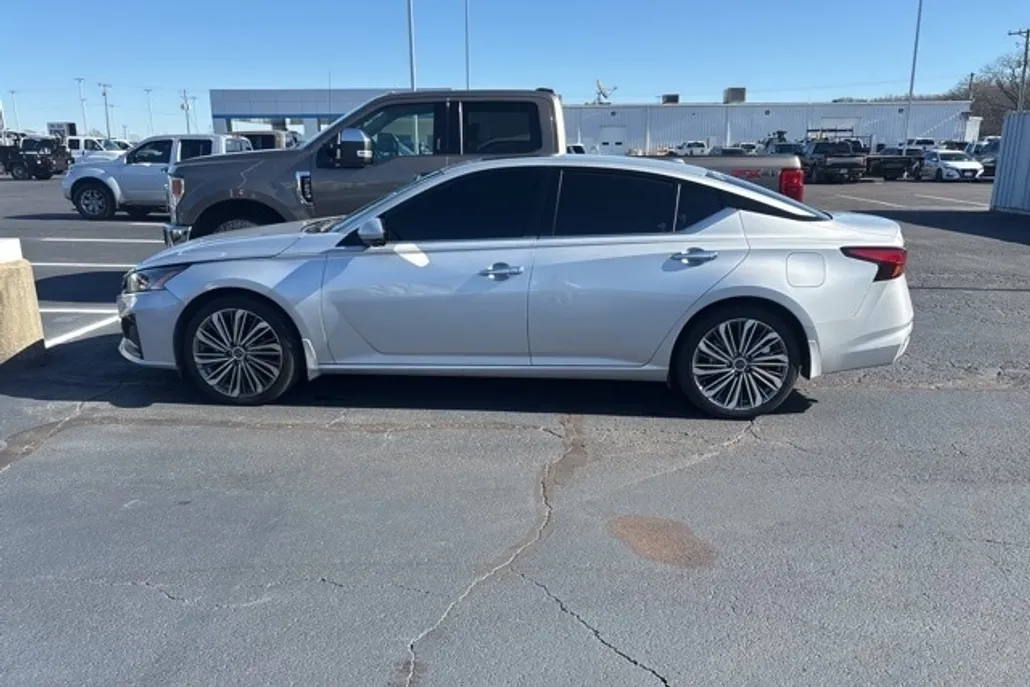2023 Nissan Altima 2.5 SL photo 1
