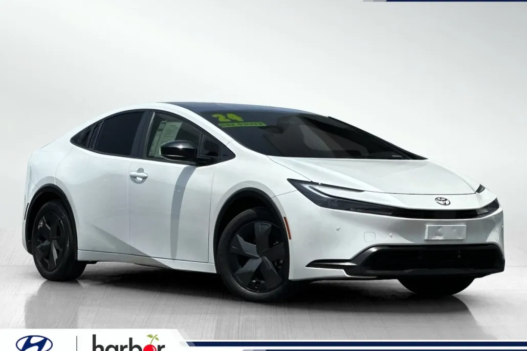 2024 Toyota Prius LE photo 1