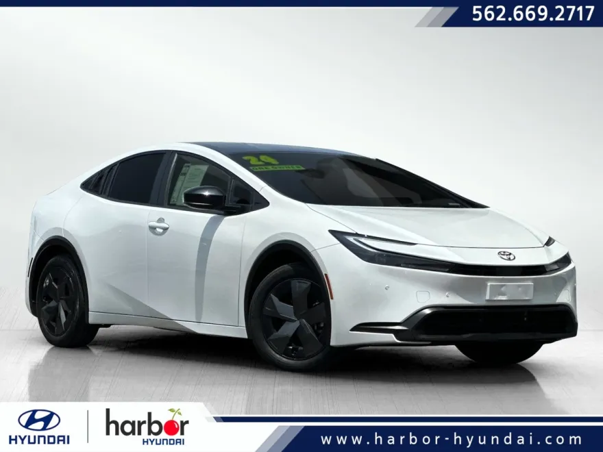 2024 Toyota Prius LE photo 1