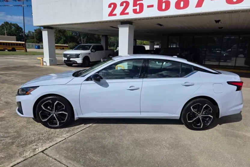 2025 Nissan Altima SR photo 1