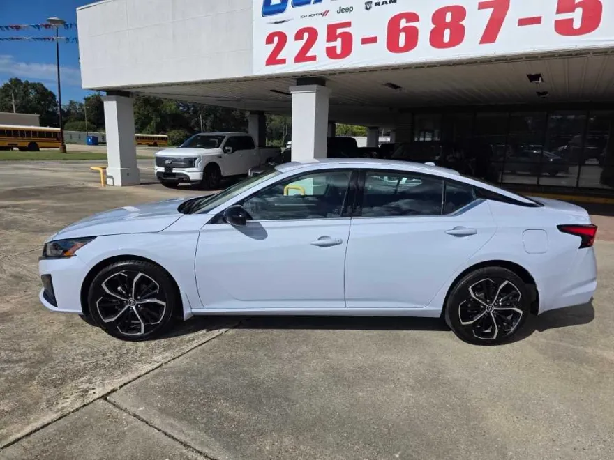 2025 Nissan Altima SR photo 1