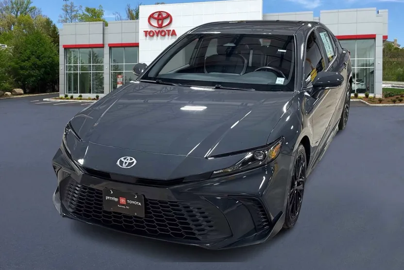 2025 Toyota Camry SE photo 1