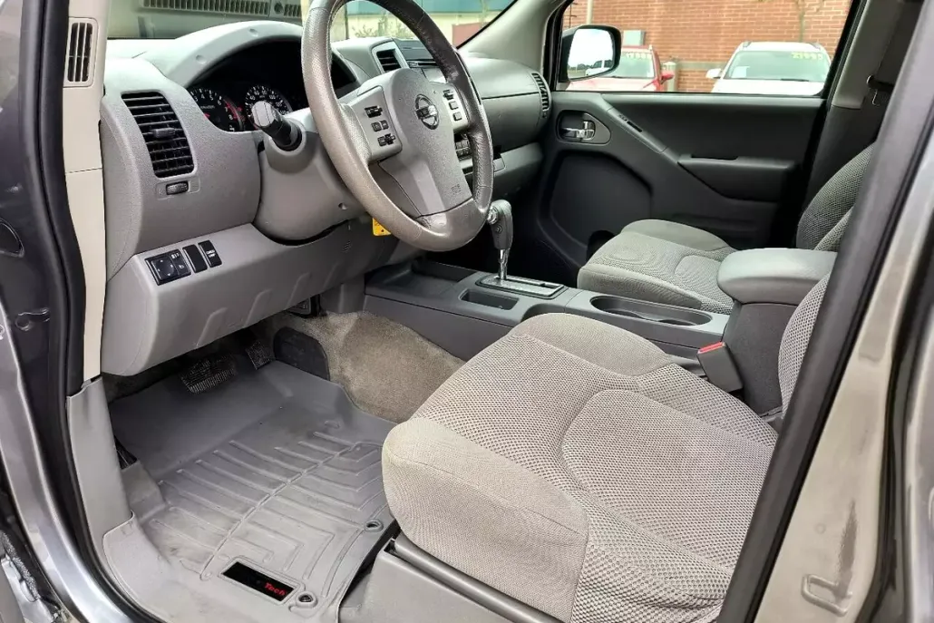 2017 Nissan Frontier SV Crew Cab photo 1