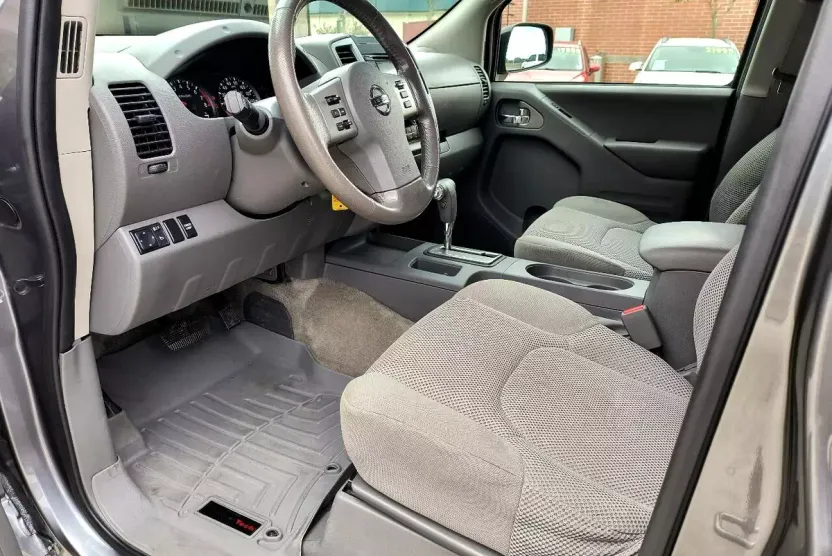 2017 Nissan Frontier SV Crew Cab photo 1