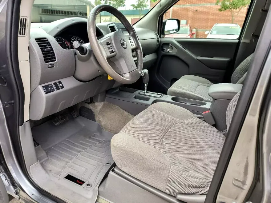 2017 Nissan Frontier SV Crew Cab photo 1