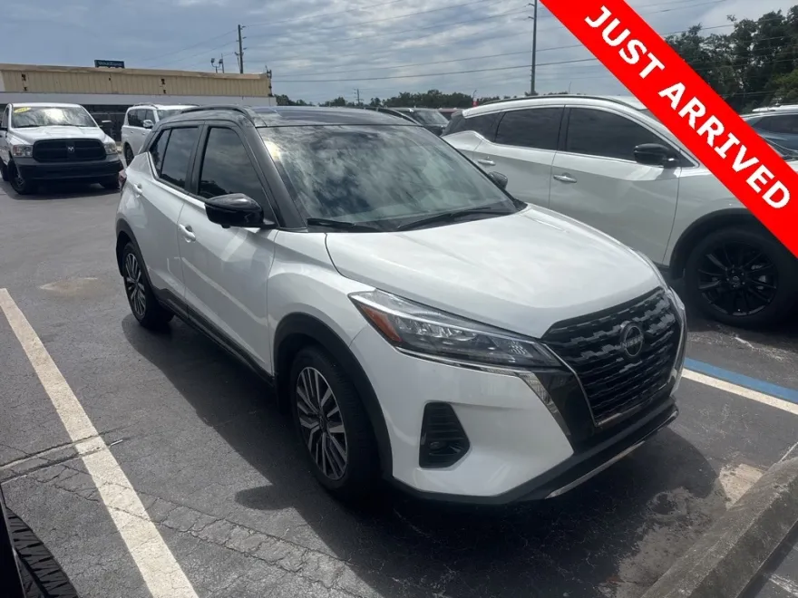 2023 Nissan Kicks SR photo 1