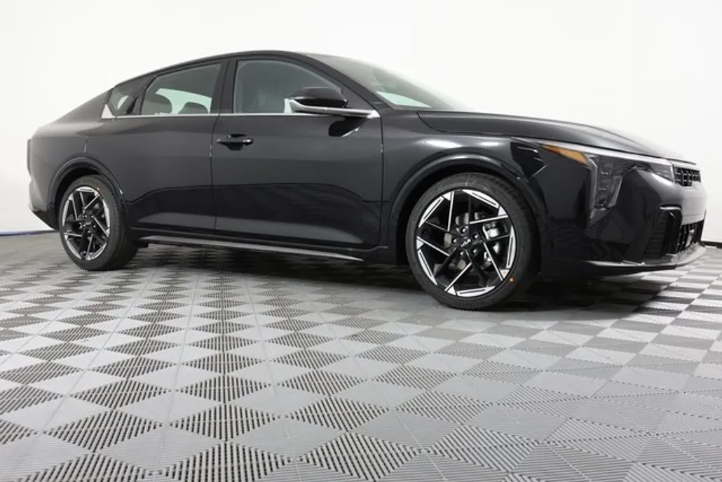 2025 Kia K4 GT-Line photo 1