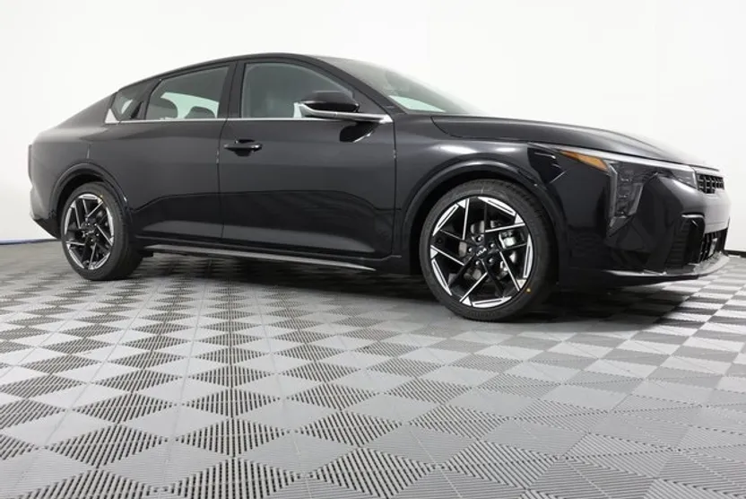 2025 Kia K4 GT-Line photo 1