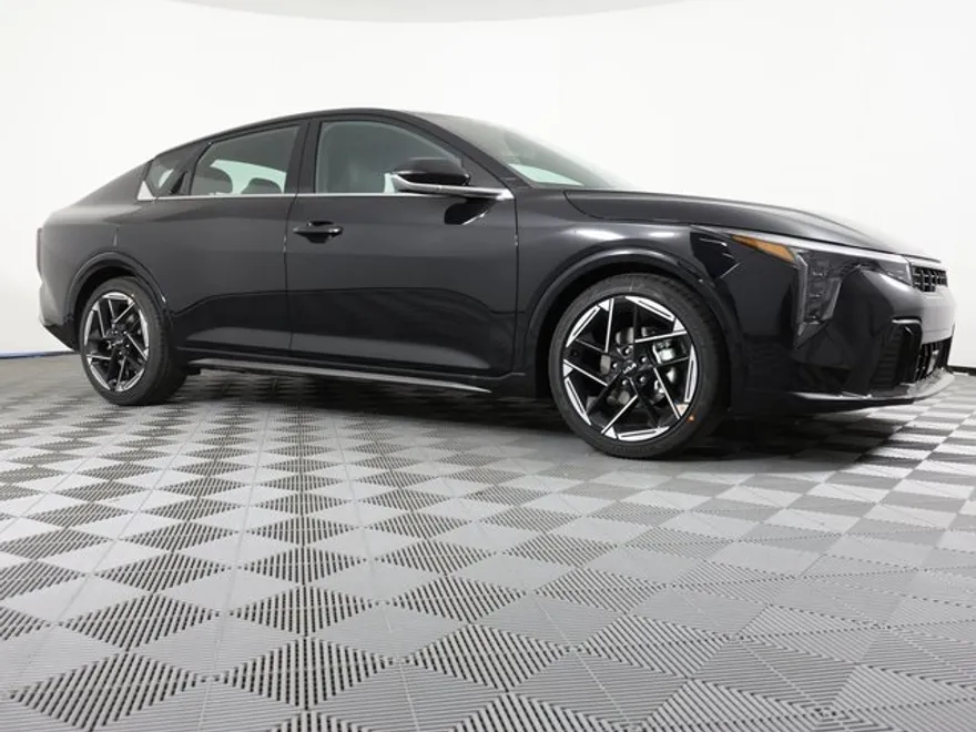 2025 Kia K4 GT-Line photo 1