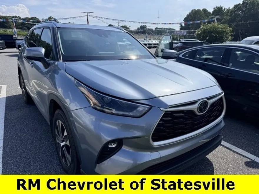 2021 Toyota Highlander XLE photo 1