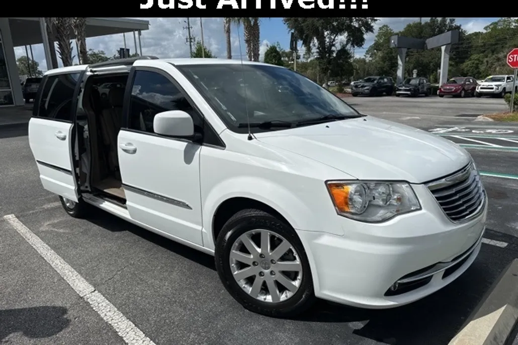 2016 Chrysler Town & Country Touring photo 1