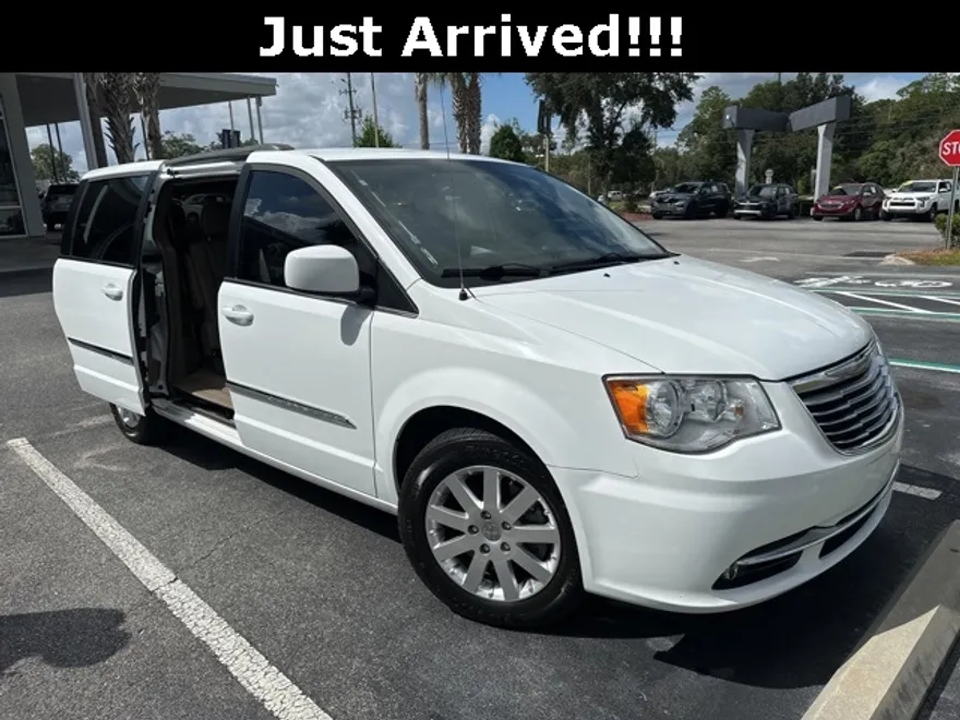 2016 Chrysler Town & Country Touring photo 1
