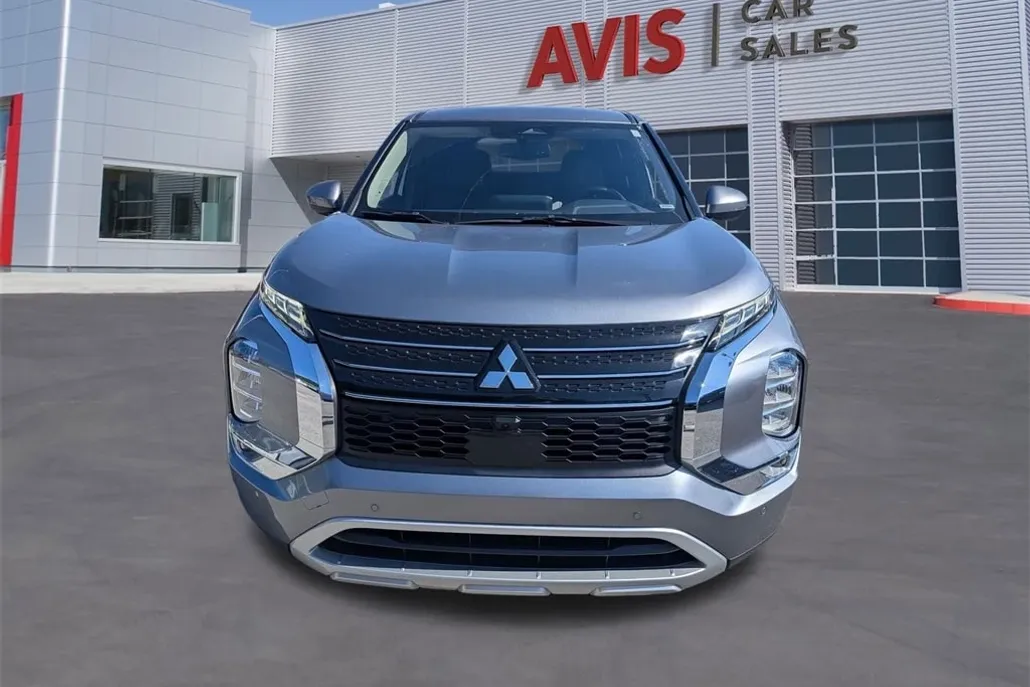 2024 Mitsubishi Outlander SE photo 1