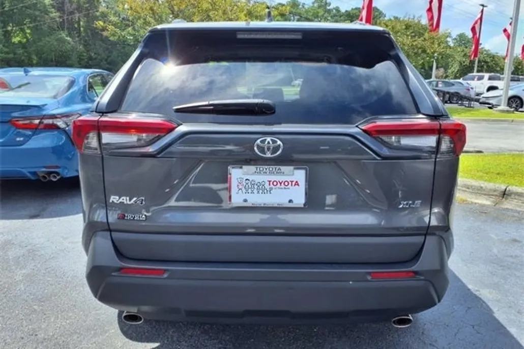 2023 Toyota RAV4 XLE Premium photo 1