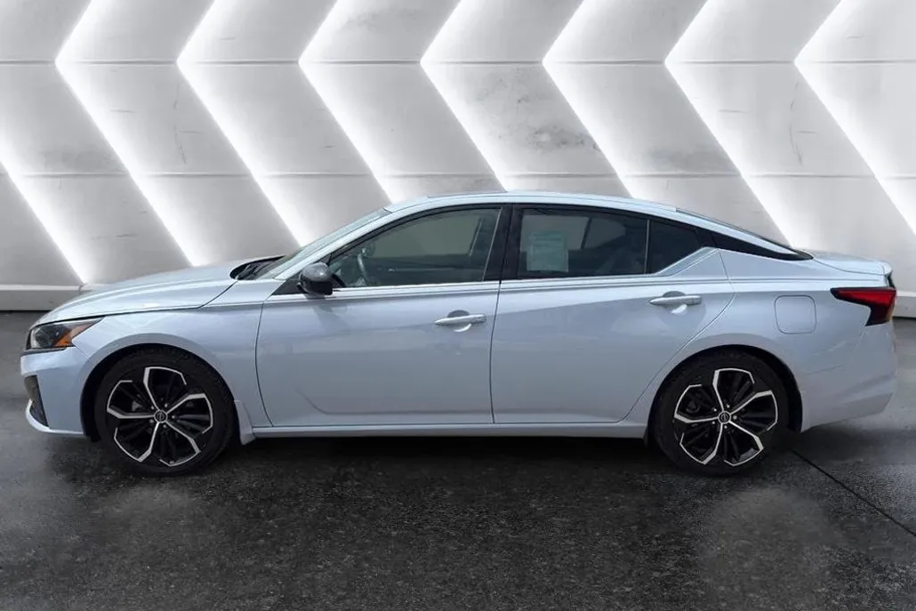 2023 Nissan Altima 2.5 SR photo 1