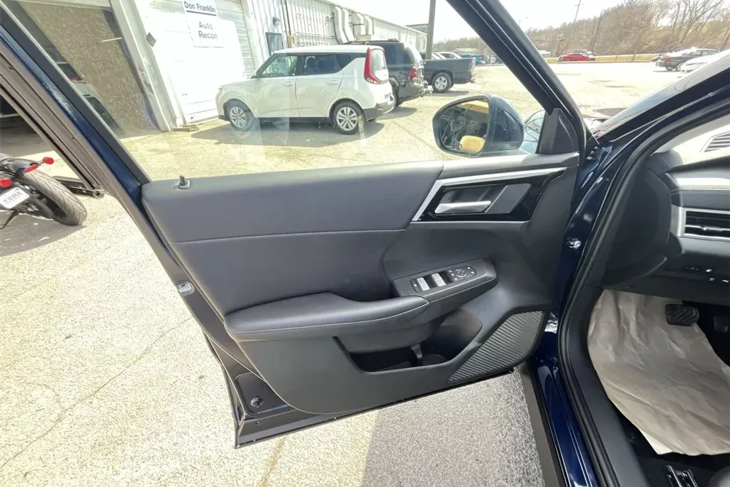2025 Mitsubishi Outlander PHEV SE photo 1