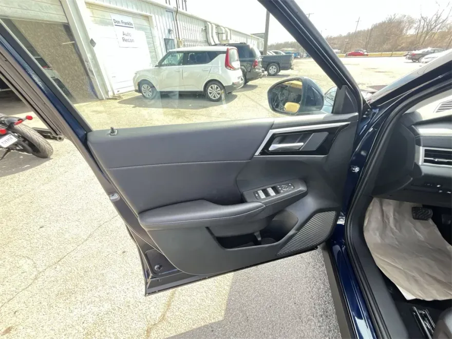 2025 Mitsubishi Outlander PHEV SE photo 1