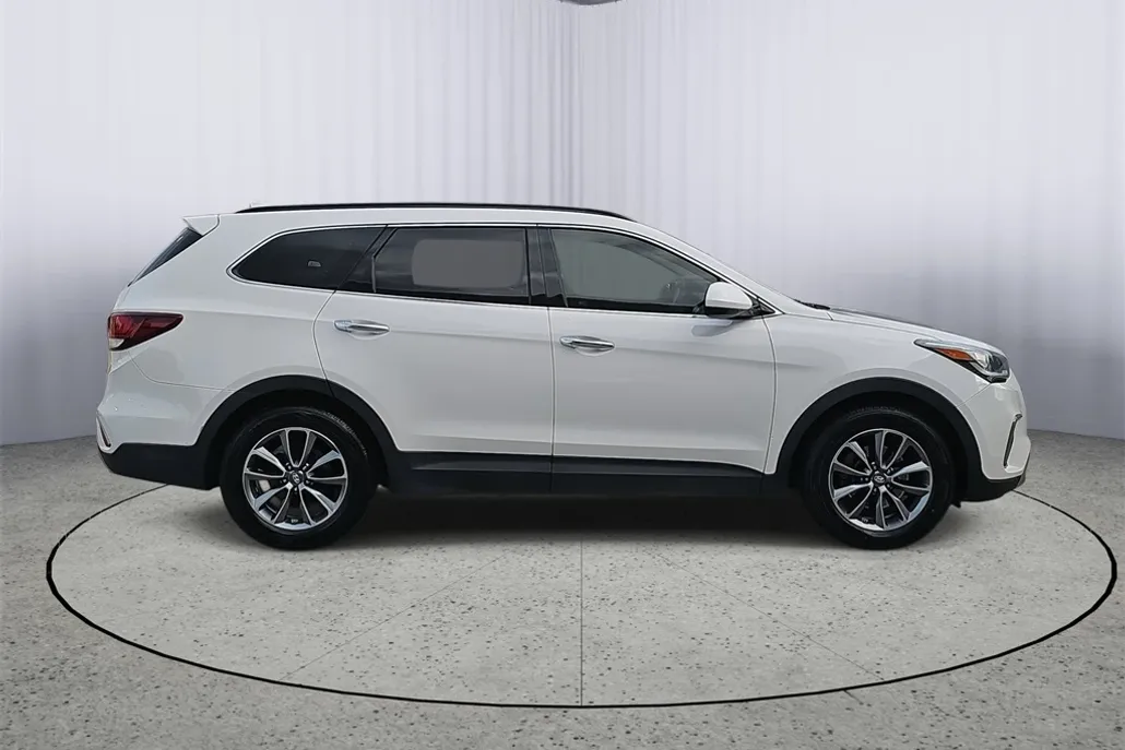 2017 Hyundai Santa Fe SE photo 1