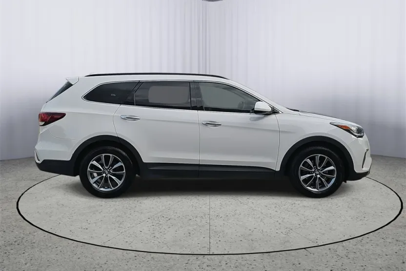 2017 Hyundai Santa Fe SE photo 1