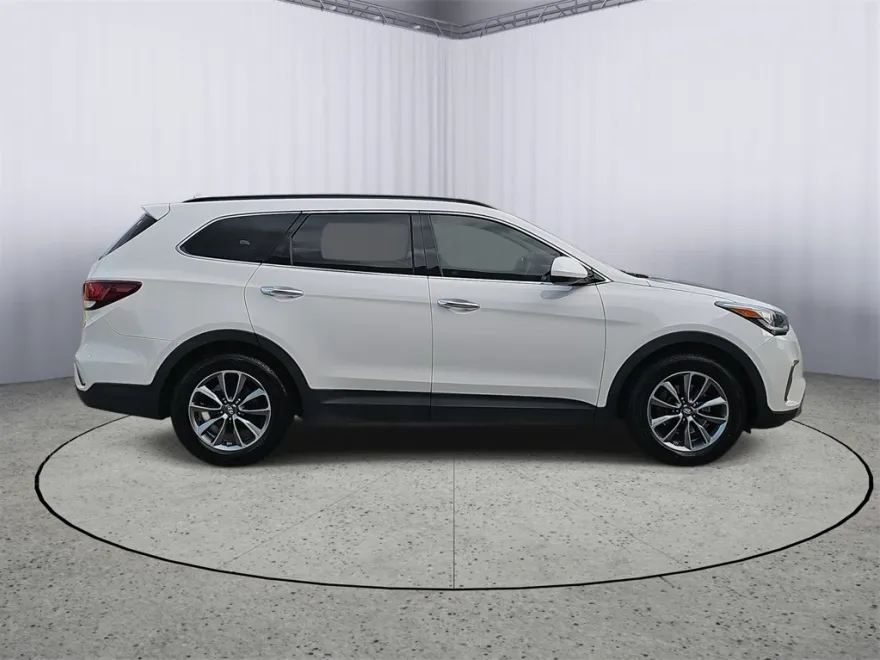2017 Hyundai Santa Fe SE photo 1