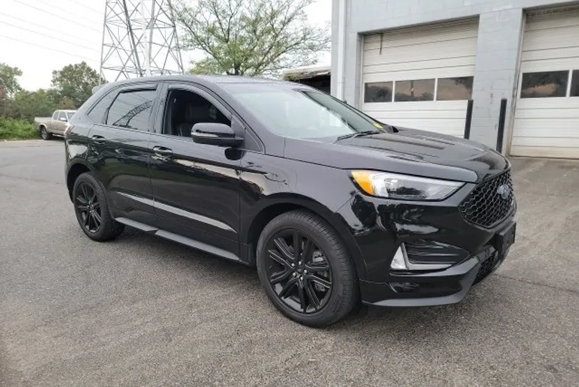 2023 Ford Edge ST photo 1