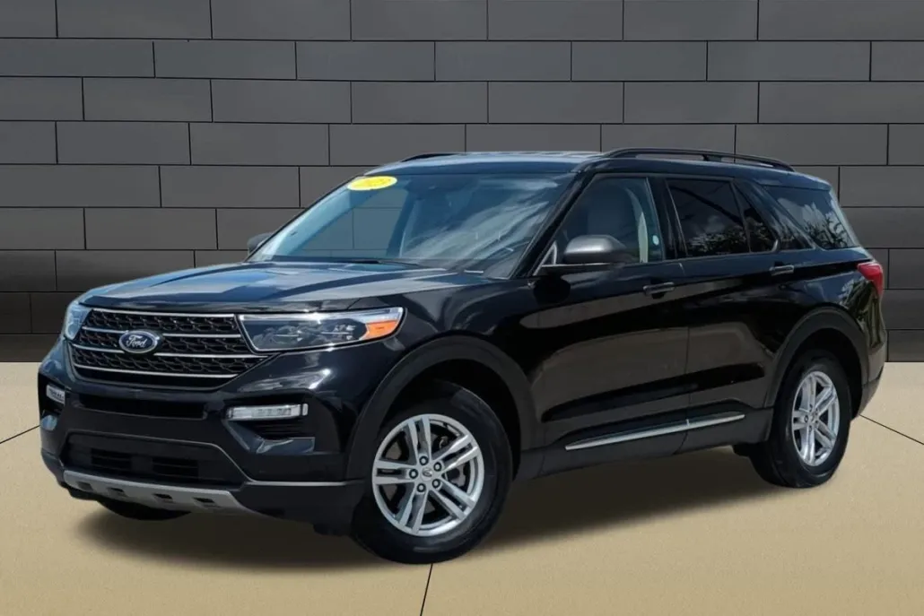 2023 Ford Explorer XLT photo 1