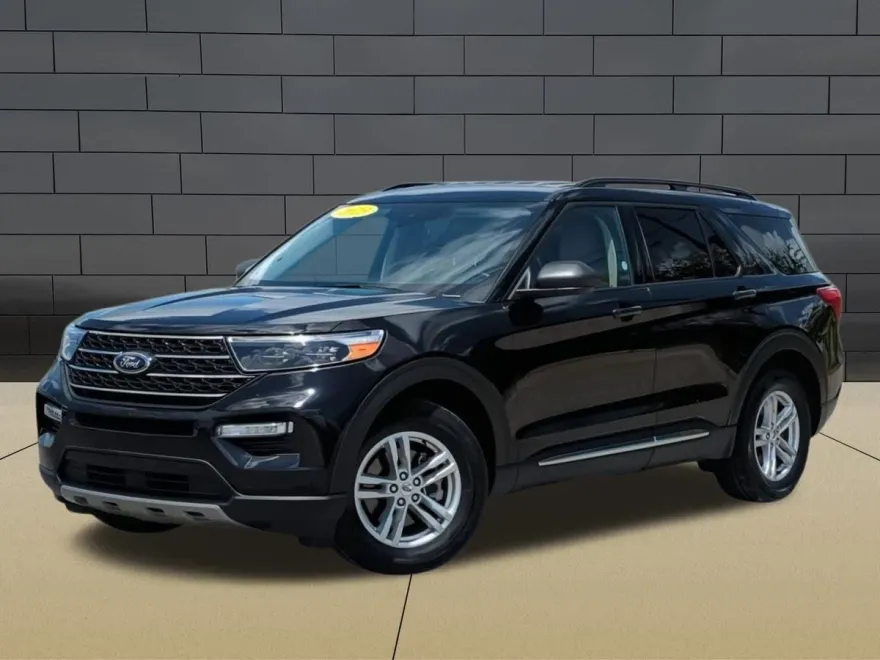 2023 Ford Explorer XLT photo 1