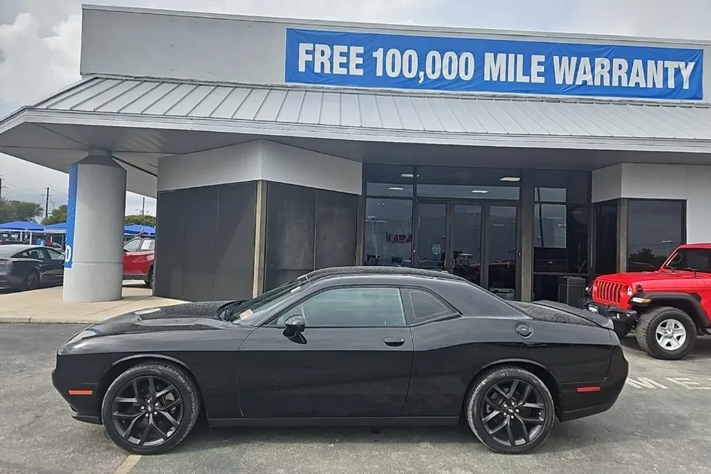 2022 Dodge Challenger SXT photo 1