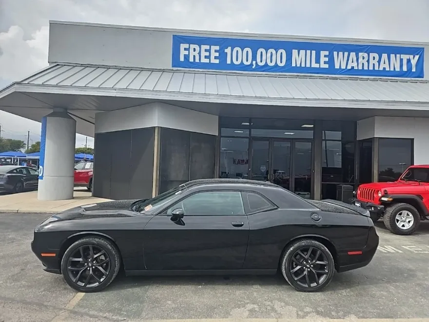 2022 Dodge Challenger SXT photo 1