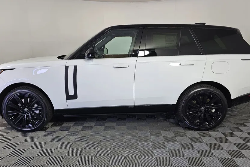 2025 Land Rover Range Rover SE photo 1