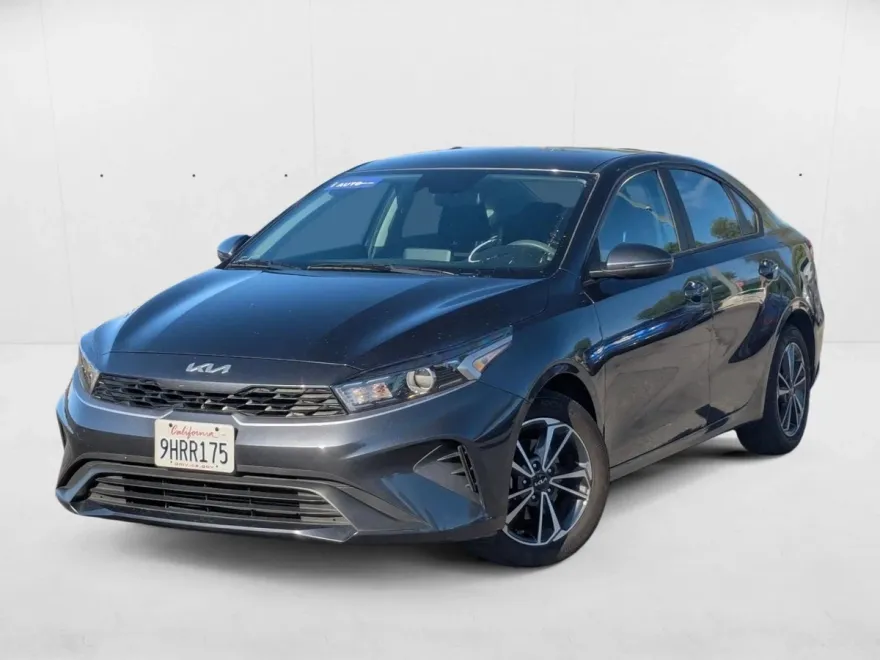 2023 Kia Forte LXS photo 1