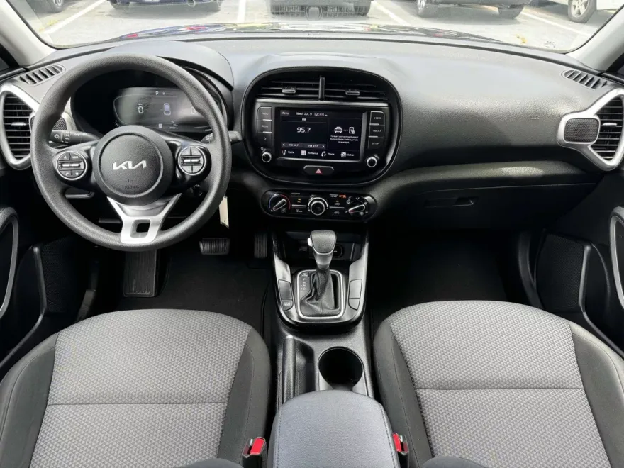 2023 Kia Soul LX photo 1