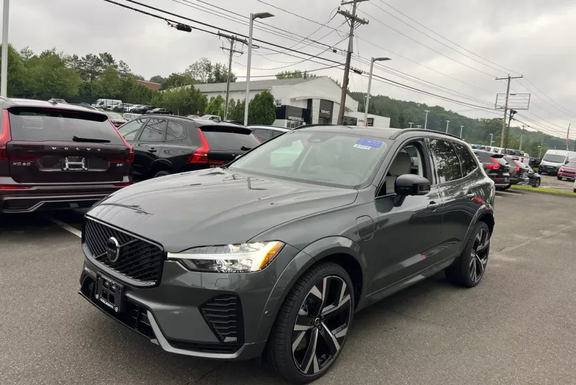 2026 Volvo XC60 Hybrid T8 photo 1
