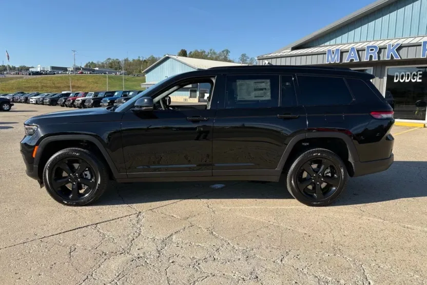 2025 Jeep Grand Cherokee Altitude photo 1