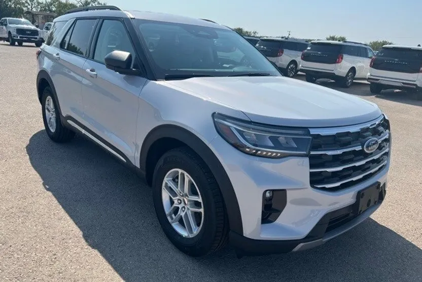 2025 Ford Explorer photo 1