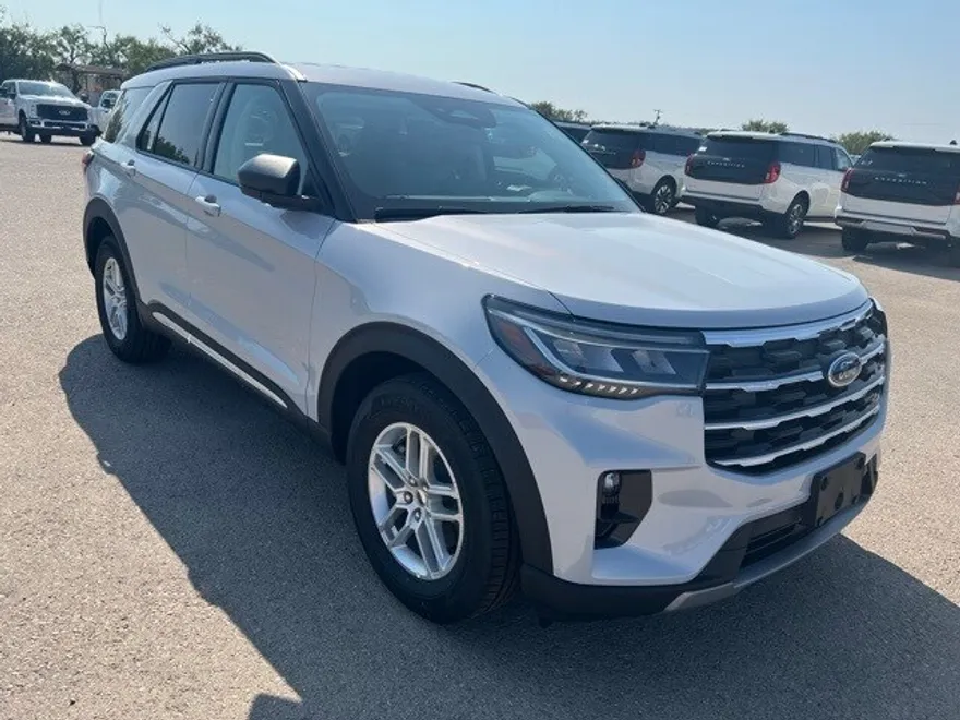 2025 Ford Explorer photo 1