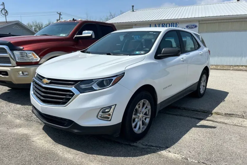 2021 Chevrolet Equinox LS photo 1