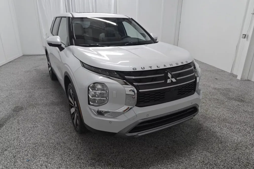 2025 Mitsubishi Outlander SE photo 1