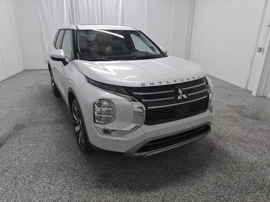 2025 Mitsubishi Outlander SE photo 1