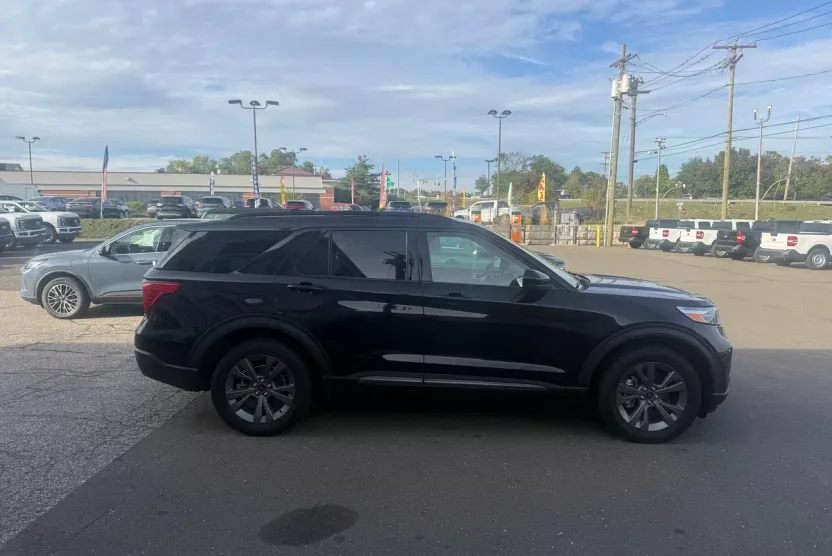 2022 Ford Explorer XLT photo 1